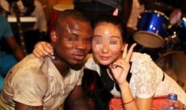 酒吧黑人爆料事件视频播放,真相与争议并存