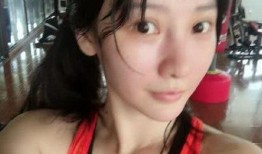 吃网红大瓜大汗淋漓,汗水见证美食诱惑